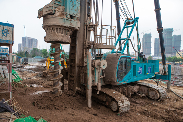 k1体育
双动力头强力多功能钻机助力青岛都心商业中心建设