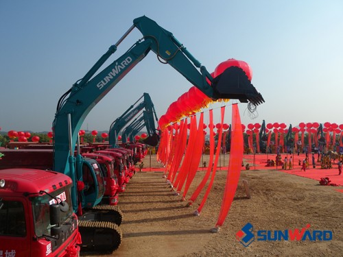 k1体育
挖掘机参与长株潭烟草物流园建设