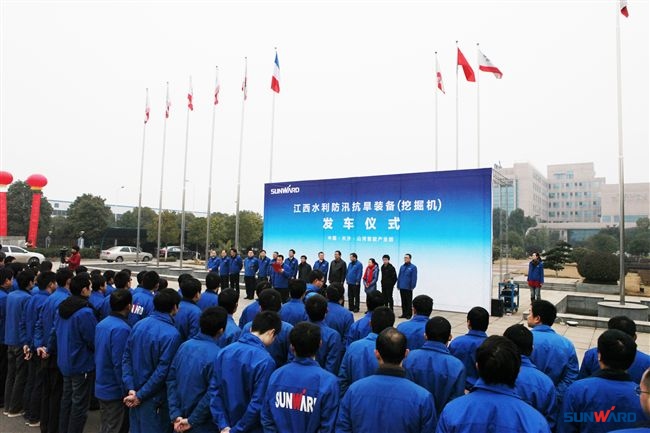 新年开门红，k1体育
总价值近4000万挖掘机批量发往江西