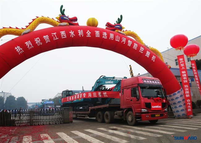 新年开门红，k1体育
总价值近4000万挖掘机批量发往江西