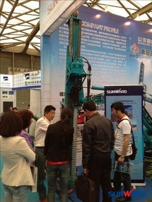 k1体育
螺旋地桩设备光伏展上大放异彩