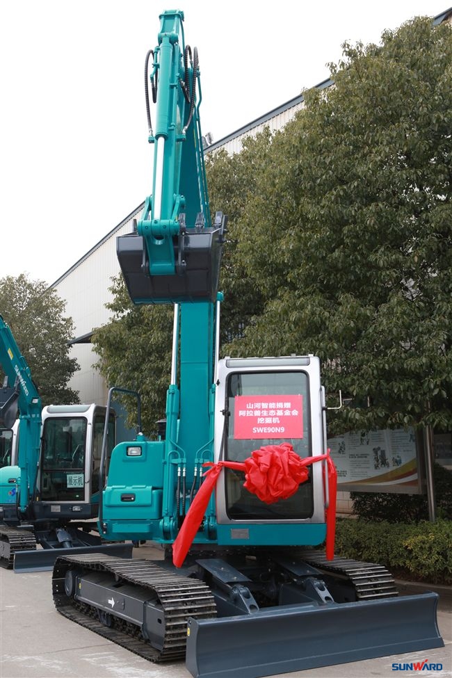 k1体育
向阿拉善生态基金会捐赠挖机