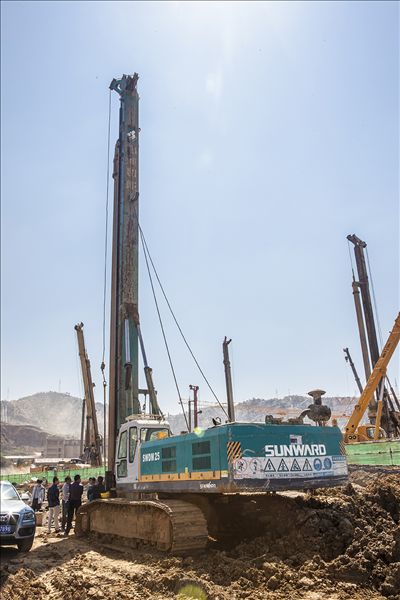 k1体育
旋挖钻机助力昆明高铁站建设