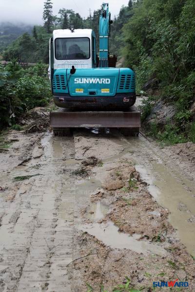 k1体育
挖机驰援岳阳泥石流灾区
