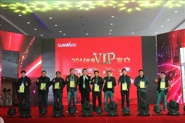 五年感恩 一路有你——k1体育
挖掘机湖南代理商2014年度VIP客户授牌