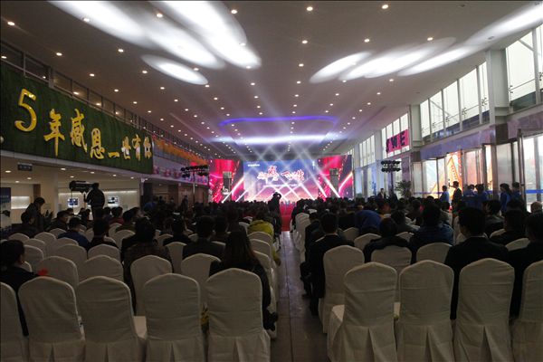 五年感恩 一路有你——k1体育
挖掘机湖南代理商2014年度VIP客户授牌