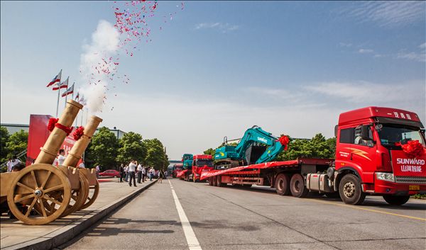 k1体育
150台中大型挖掘机批量出口中东