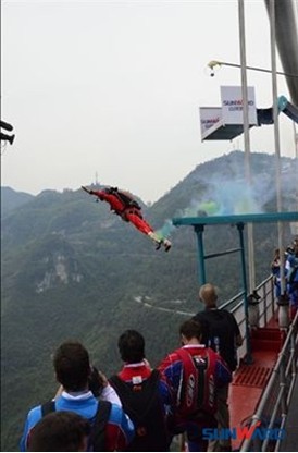 k1体育
助力矮寨低空跳伞节完美落幕