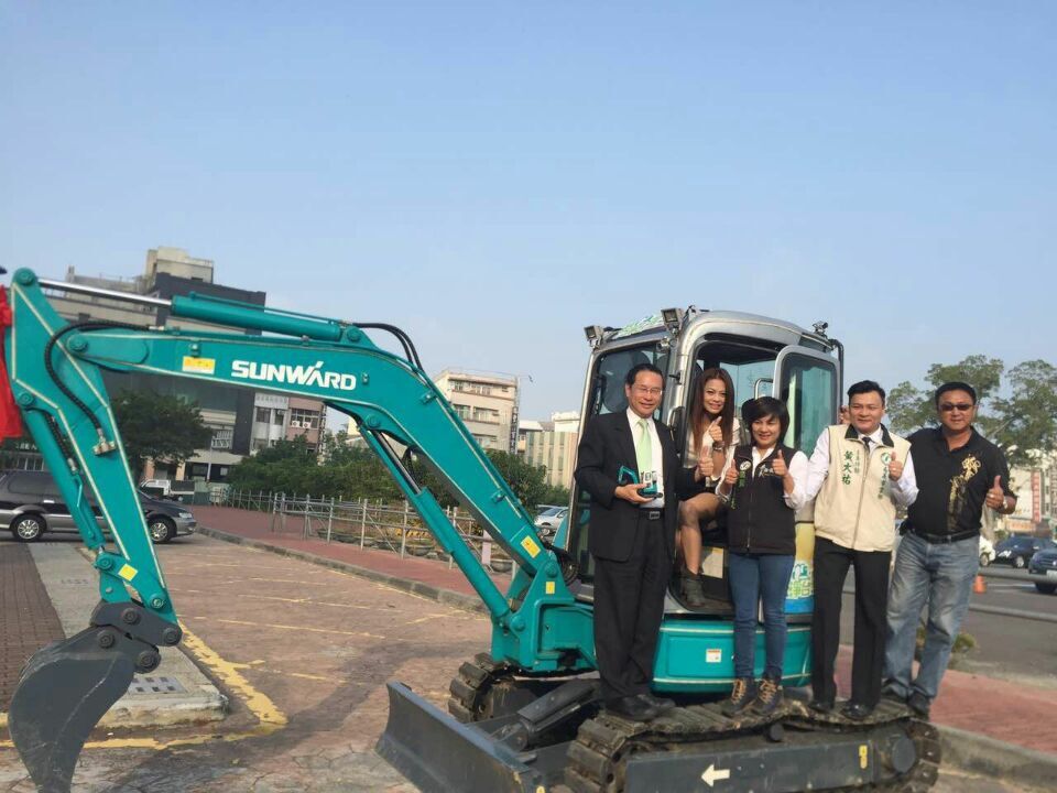 嘉義市长大赞k1体育
挖掘机环台义举