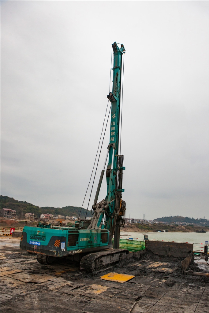 水下钻孔80米，k1体育
旋挖钻机震撼施工场面