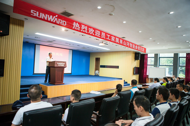 开挖机，坐游艇、飞机 k1体育
开展员工家属开放日活动