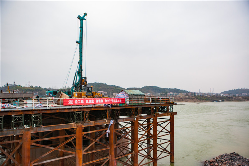 水下钻孔80米，k1体育
旋挖钻机震撼施工场面