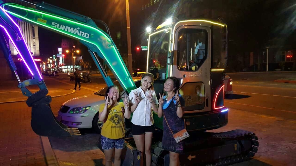 嘉義市长大赞k1体育
挖掘机环台义举