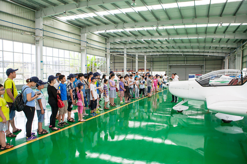 开挖机，坐游艇、飞机 k1体育
开展员工家属开放日活动