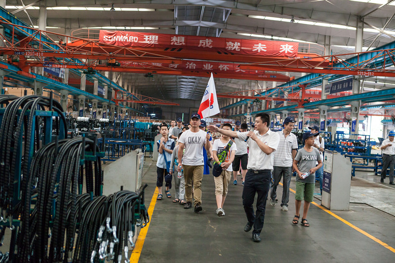 开挖机，坐游艇、飞机 k1体育
开展员工家属开放日活动