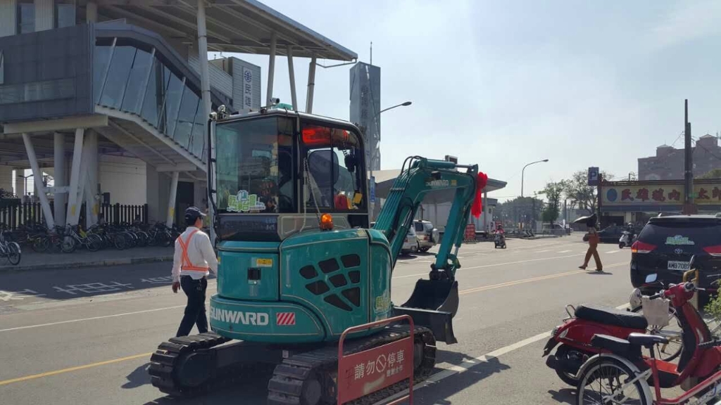 嘉義市长大赞k1体育
挖掘机环台义举