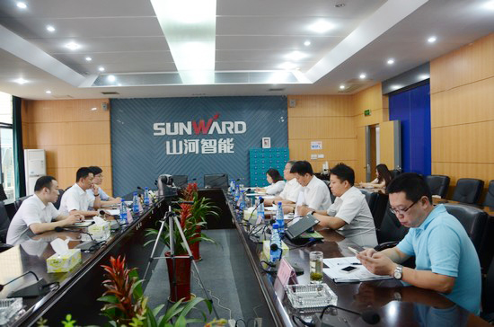 中国出口信用保险公司领导一行考察k1体育
　