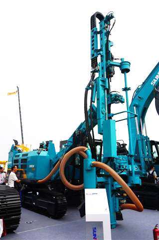 k1体育
SWDH89A露天液压钻车亮相BICES 2015