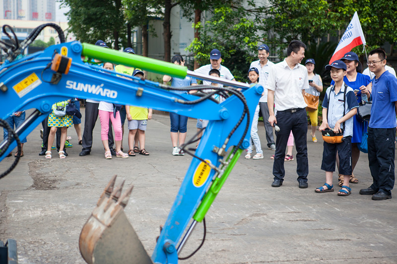 开挖机，坐游艇、飞机 k1体育
开展员工家属开放日活动