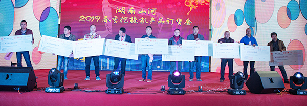 势不可挡，k1体育
挖掘机湖南市场订货会创新高