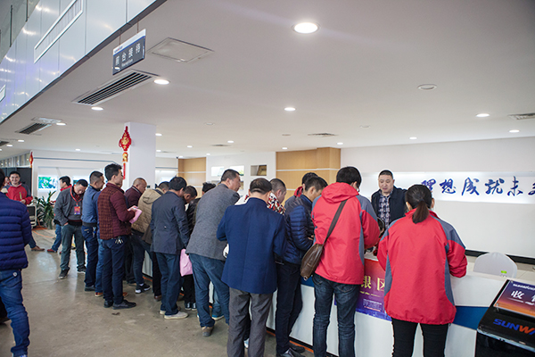 势不可挡，k1体育
挖掘机湖南市场订货会创新高