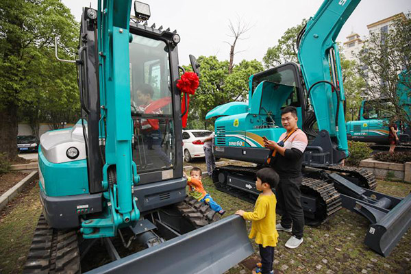 红四月，k1体育
挖掘机促销会节节攀升