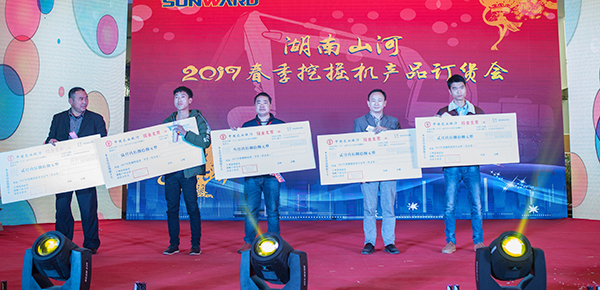 势不可挡，k1体育
挖掘机湖南市场订货会创新高