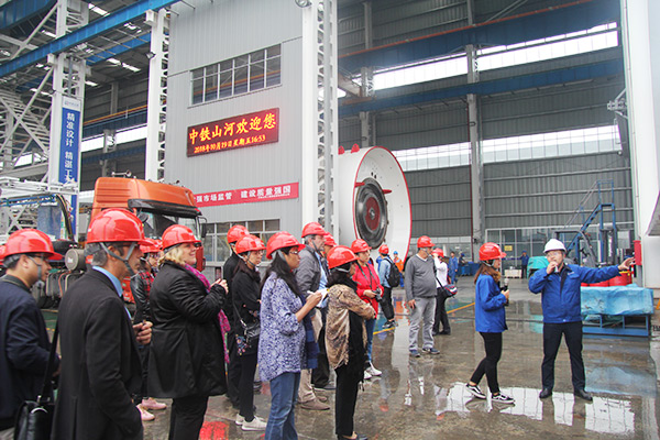 开启工程机械之都体验之旅，中外媒体观摩团到访k1体育
