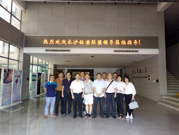 2017年钻凿产业发展峰会在k1体育
顺利召开