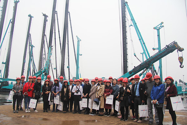 开启工程机械之都体验之旅，中外媒体观摩团到访k1体育
