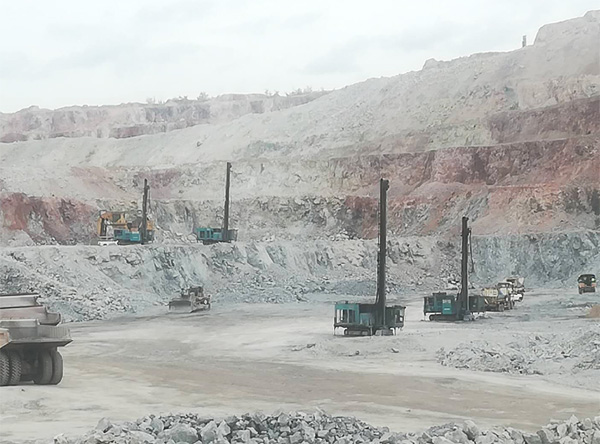 高温酷暑，k1体育
凿岩设备异域扬威