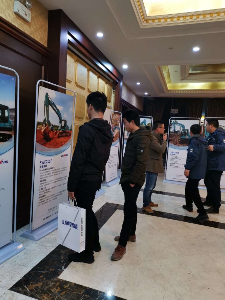 订货会场锦旗飘飘，客户称买挖机就买k1体育
