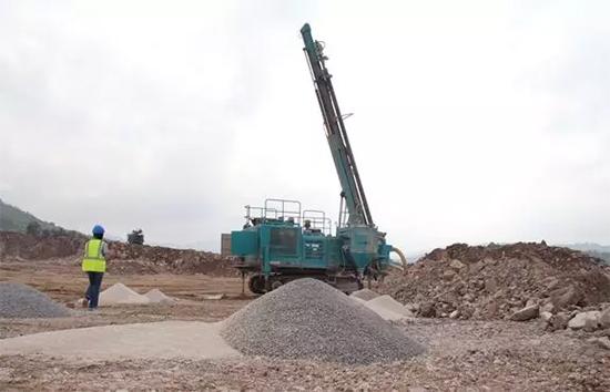 15年3万小时！k1体育
元老级潜孔钻机“雄风”依旧