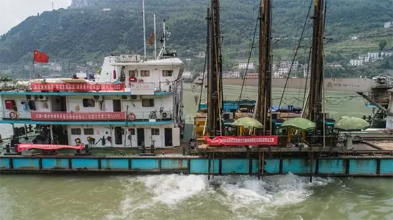 打造长江黄金水道！k1体育
航道钻机轻松搞定水下礁石