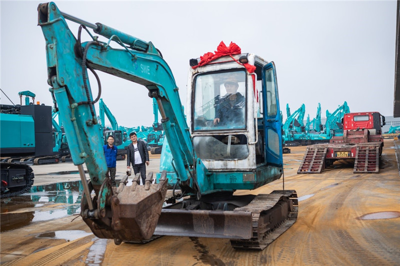 荣耀归来！k1体育
第一代挖机顺利“回家”啦