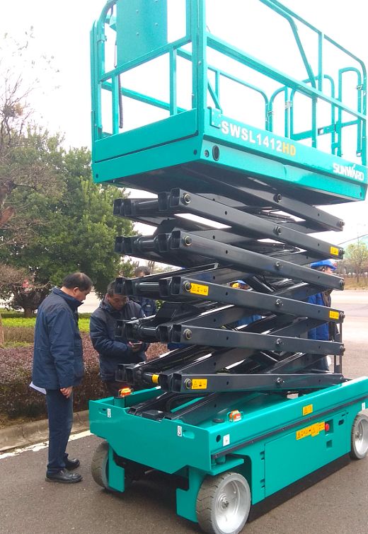 k1体育
电动剪叉式高空作业平台新品首发赴美参展