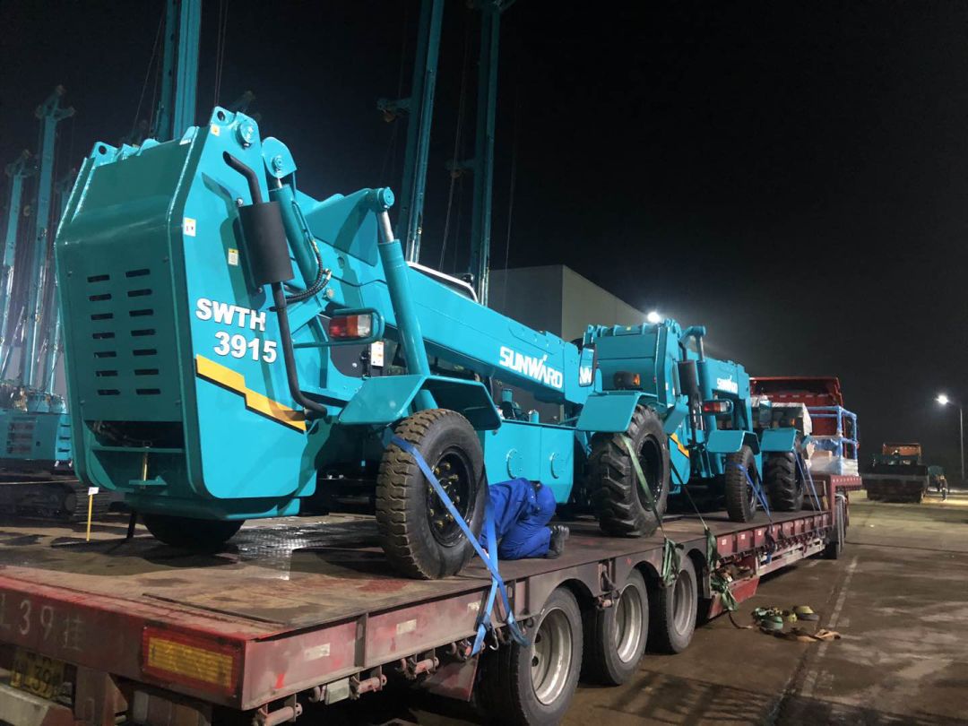 打破疫情困境！k1体育
伸缩臂叉装车批量发往“中非宝石”