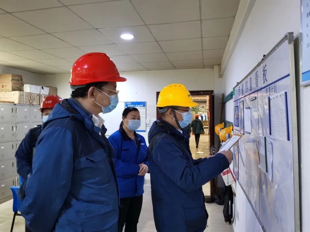 疫情未过,岂可松懈?总经理带队检查防疫工作