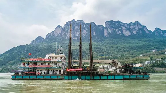 打造长江黄金水道！k1体育
航道钻机轻松搞定水下礁石