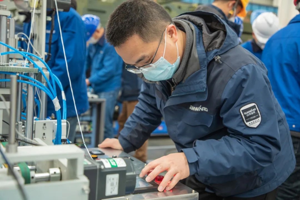 k1体育
首台口罩机交付客户