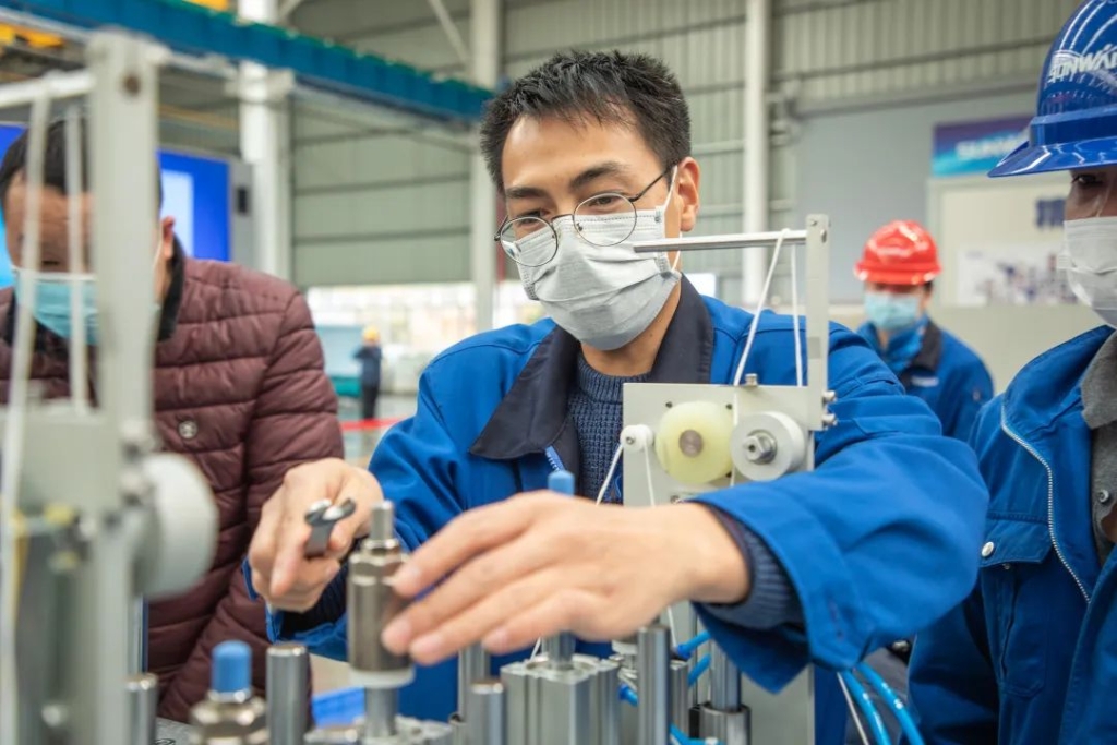 k1体育
首台口罩机交付客户