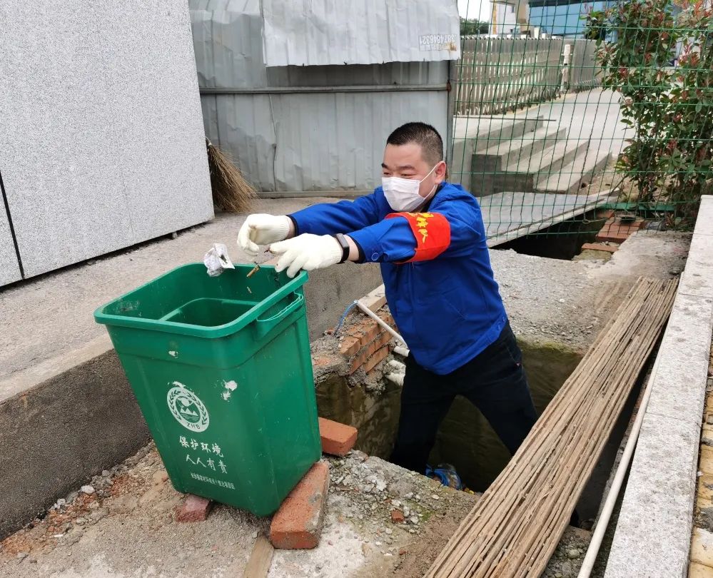 k1体育
党员志愿者开展义务环境清扫