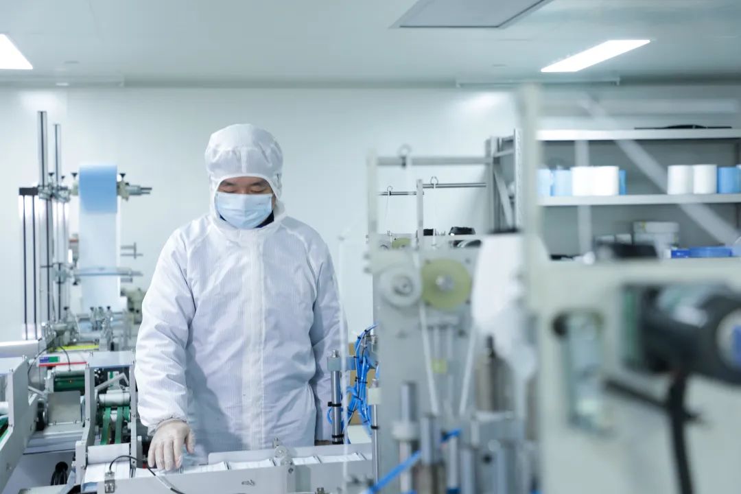 k1体育
首批10万只自产口罩发放客户