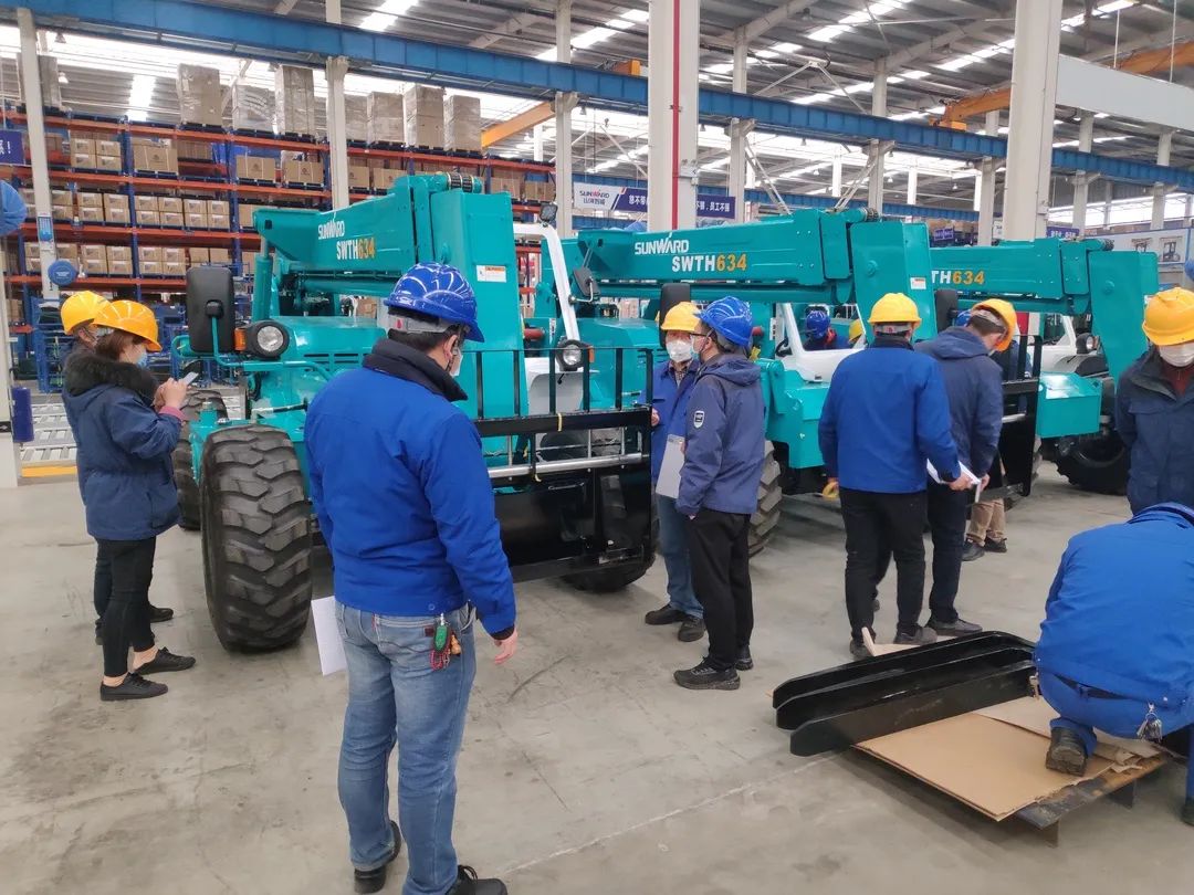 k1体育
新品叉装车批量下线发往美国