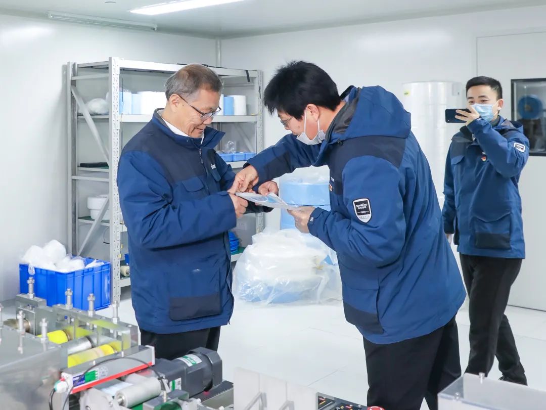 董事长启封k1体育
第一个成品口罩