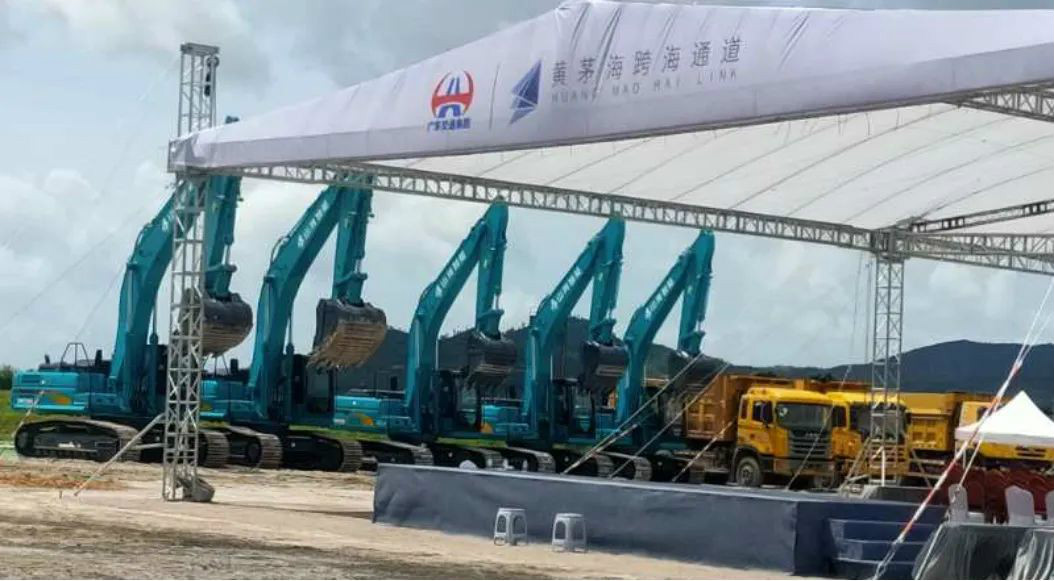 大湾区又一跨海“大桥”开工，k1体育
挖掘机“秀”美现场