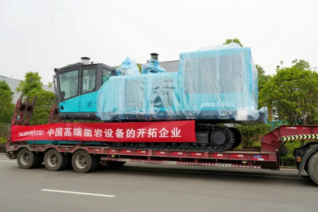 k1体育
大孔径凿岩设备批量出口中东