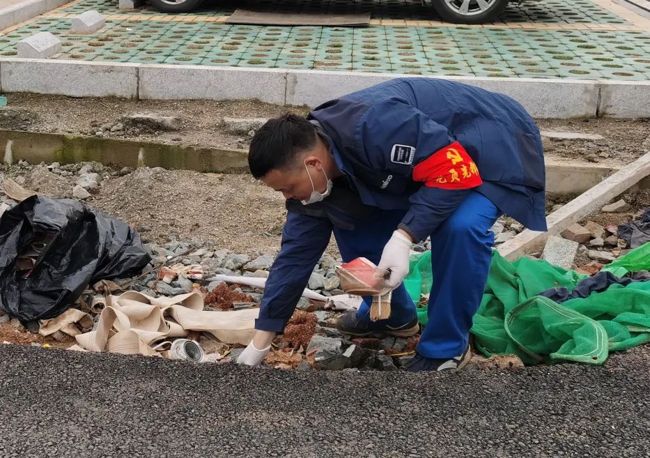 k1体育
党员志愿者开展义务环境清扫