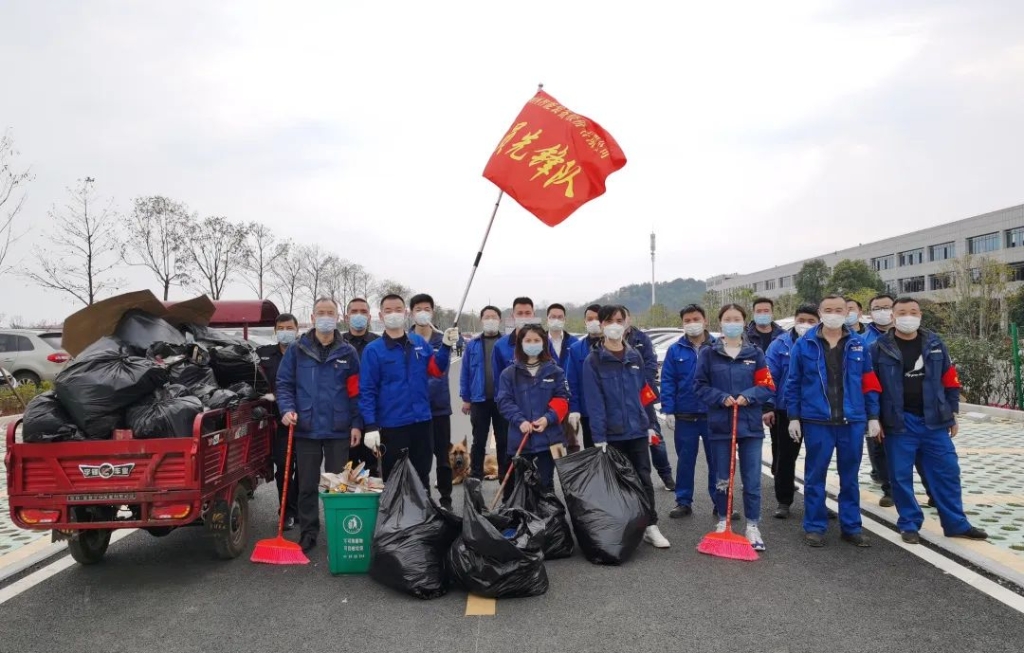 k1体育
党员志愿者开展义务环境清扫