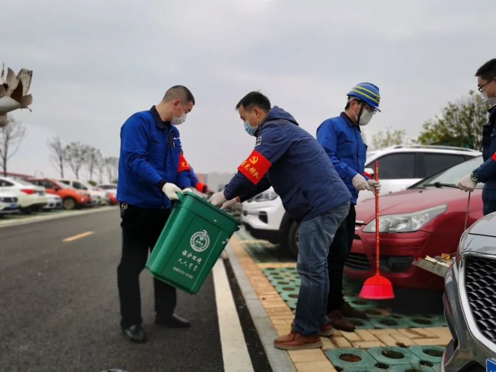 k1体育
党员志愿者开展义务环境清扫